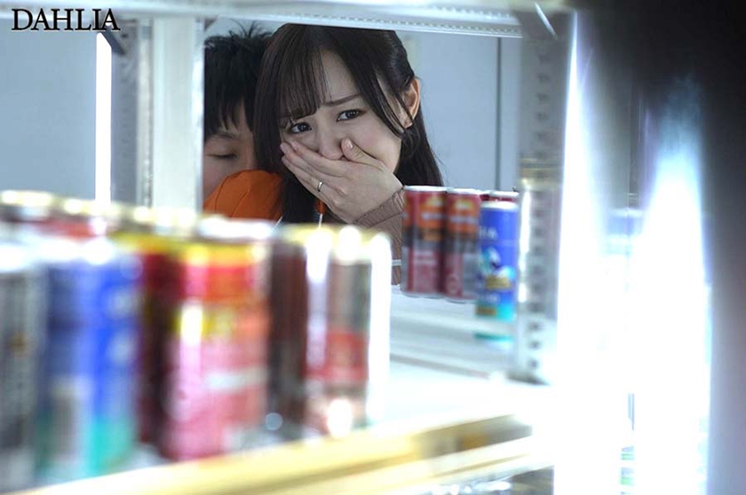 満たされない人妻の禁断不倫SEX 同じコンビニで働く男子大学生と汗だくで交わり続けた熱い冬… 芦名ほのか  パッケージ