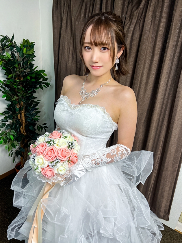 【最初の男VS最後の男】新郎がみたら気絶モノ。花嫁ほのかちゃん(25)結婚前最後の浮気SEX映像。ウェディングドレスで新郎の親友と最後の生中出しSEXに乱れまくるハメ撮り動画  パッケージ