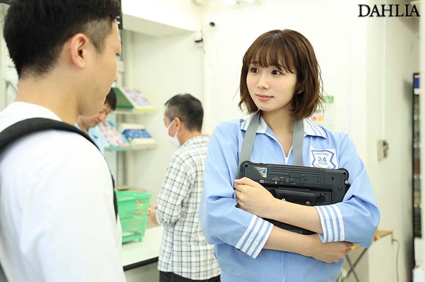 満たされない人妻の禁断不倫SEX同じコンビニで働く男子大学生と汗だくで交わり続けた熱い夏… 穂高結花  パッケージ