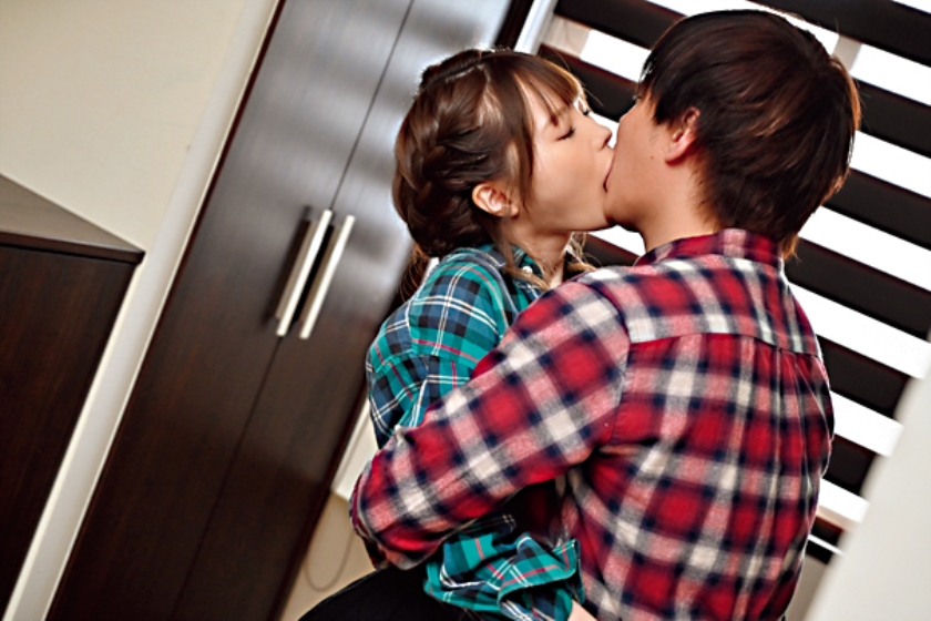 隣に住む童貞くんに初めて彼女が出来たからSEXや中出しの練習をしてあげる事にした、優しい人妻の私。 松本いちか  パッケージ