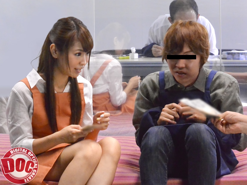 マジックミラーの向こうには愛する亭主！亭主自慢の綺麗な奥さん&見習い君が2人きりでこっそりHなゲームにチャレンジ！ガン反り！ギン勃ち！見習い君の生チ●ポを見た若奥様は亭主の前でうっとり、発情！！お金のためならどこまで出来るの！？SEX出来れば即賞金！！ 2  パッケージ