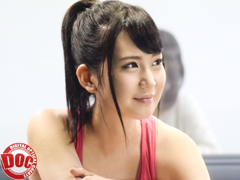 マジックミラーの向こうには信頼するコーチの奥さん…陸上部に所属する美人アスリート&真面目なコーチが2人っきりで内緒でこっそりエッチなゲームにチャレンジ！鍛えられた肉体が敏感すぎてコーチのチ〇ポもカッチカチ！？お金の為ならどこまでヤレるの！？SEX出来れば即賞金！！  パッケージ