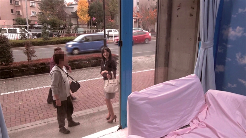 続・マジックミラー号 ミラー号から降りてきた素人女性をま●こが乾く前にスタッフが再ナンパ！自宅に連れ込みSEXした盗撮映像 人妻編  パッケージ