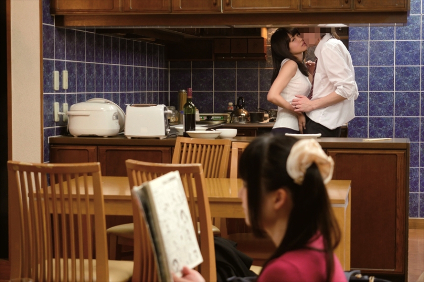 「バレなきゃいいじゃない♪」妻の目を盗んで誘惑してくる嫁の友達とやっちゃった俺 通野未帆 涼宮琴音 たかせ由奈  パッケージ