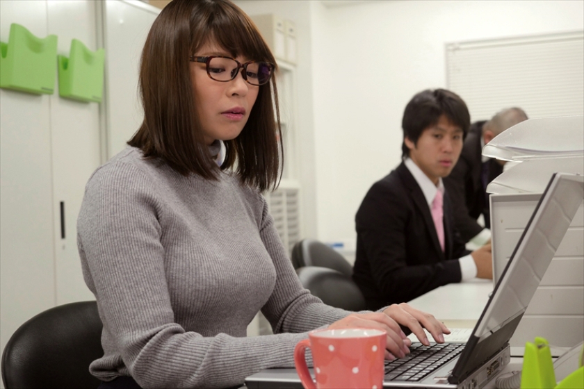 普段は地味だがエッチはド派手！！上司と社内不倫している隠れ巨乳の地味子ちゃんを寝取っちゃった俺 水城奈緒 河北はるな 白石りん  パッケージ