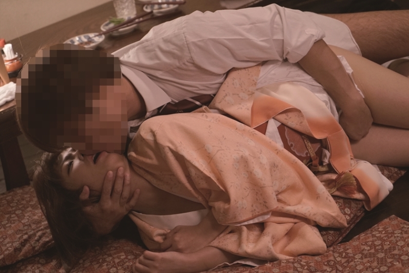 紗倉まな おしどり夫婦がこじんまり営む小料理屋NTR 常連客の一人と恋仲になってしまった女将  パッケージ