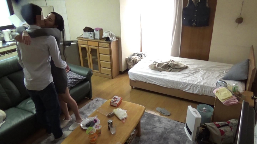 おとなり人妻を口説きセフレ化させるまでの一部始終 CASE.1 明恵 33歳 隣人の人妻をそれとなく理由づけして、自宅内にまでおびき寄せることに成功。話をしていると旦那が相手にしてくれないさみしさと欲望が漏れ出てしまっている明恵さん。押し倒して後ろから獣のように突きまくるとスケベなあえぎ声！そのままハメ潮を吹く始末。人妻が自分からち○ぽを入れてうねうねと動かす腰の動きがいやらしい。全力のピストンに惚れてくれてセフレ決定。  パッケージ