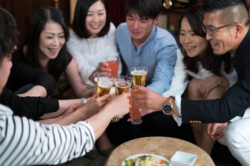 熟女合コン みんなで楽しく王様ゲームあげくの果ては 脱がせる！舐める！やり放題  パッケージ